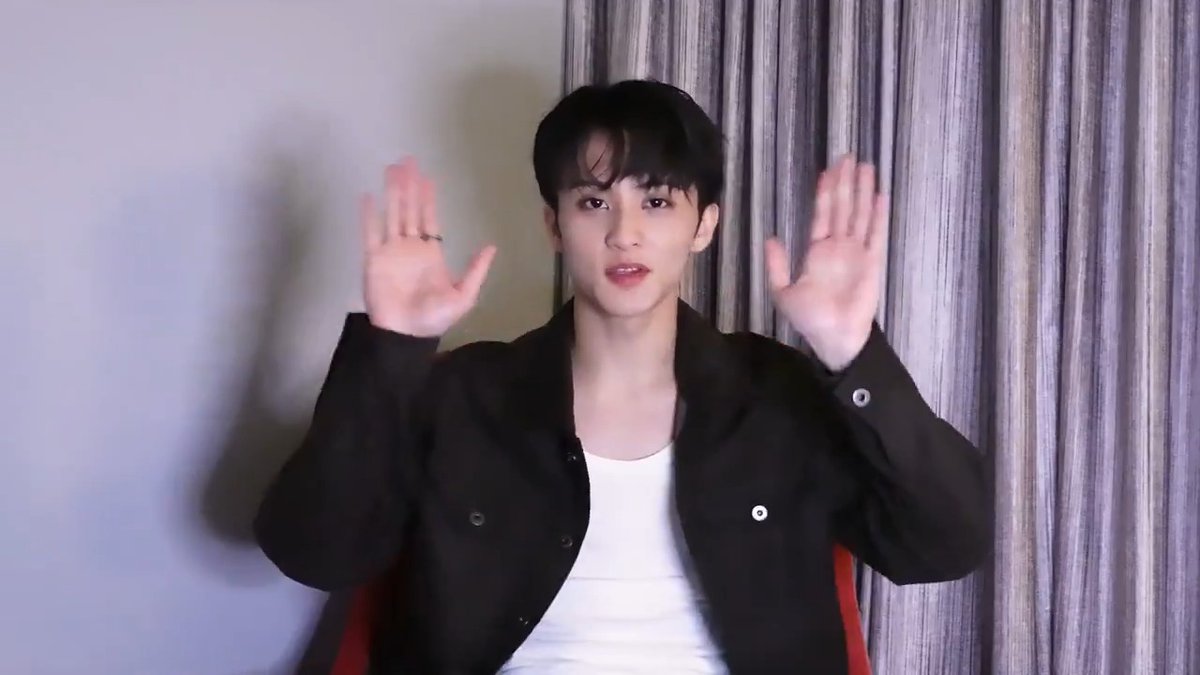 #MARK 最新曲『+82 Pressin' (Feat. HAECHAN)』絶賛先行配信中🏍️🩶 "Strongest Duo" と呼ばれる #HAECHAN との最強コンビで初めて披露するコラボ曲🤝❤️‍🔥 来月リリースのMARK初のソロアルバムがより待ち遠しくなる1曲です🐯🐻 NCT_OFFICIAL_JP #마크 #해찬 #82Pressin 📞