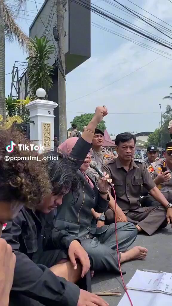 Ketua DPRD Lumajang ini bukannya dari Gerindra ya?! Salut dah berani menolak RUU TNI!!! #tolakruutni #tolakrevisiuutni #TolakDwiFungsiAbri #indonesiagelap #peringatandarurat