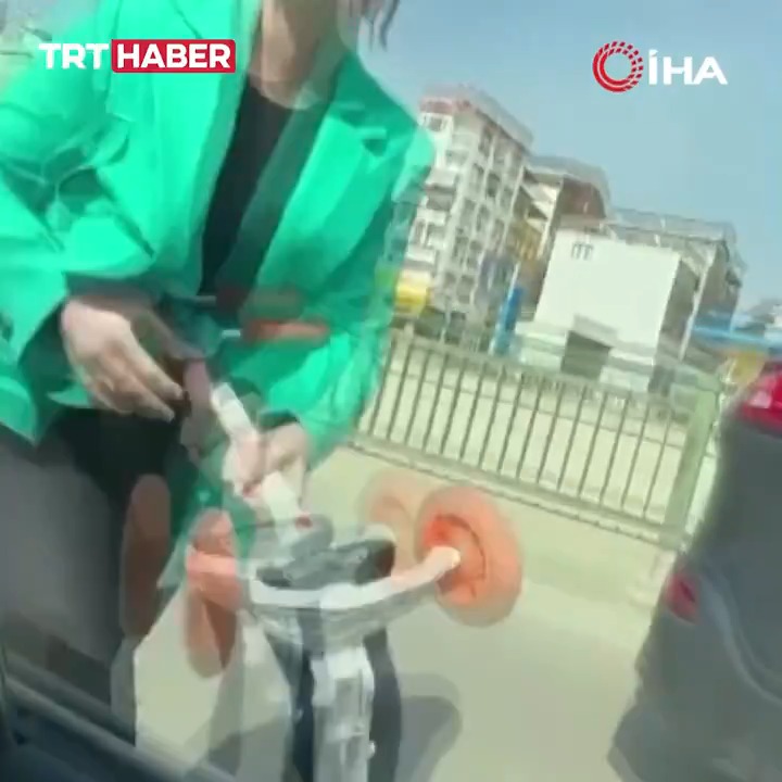 Bursa’da bir kadın şoför, kendisine yol vermediğini iddia ettiği kişinin aracına çocuk scooterı ile saldırdı.
