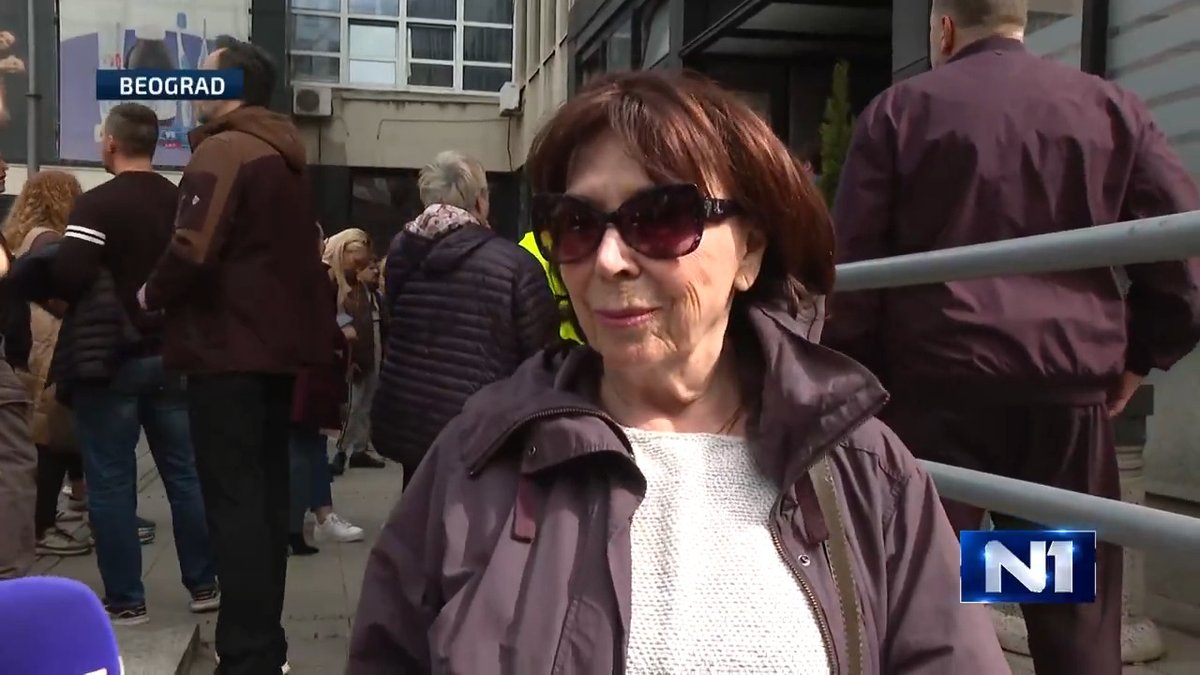 Među građanima koji su protestovali ispred zgrade Opštine Zvezdara u Beogradu, pošto nisu pušteni na sednicu Skupštine Opštine, bila je i glumica Jelisaveta Seka Sablić, koja je rekla da je došla pošto je na televiziji videla da se protest održava.