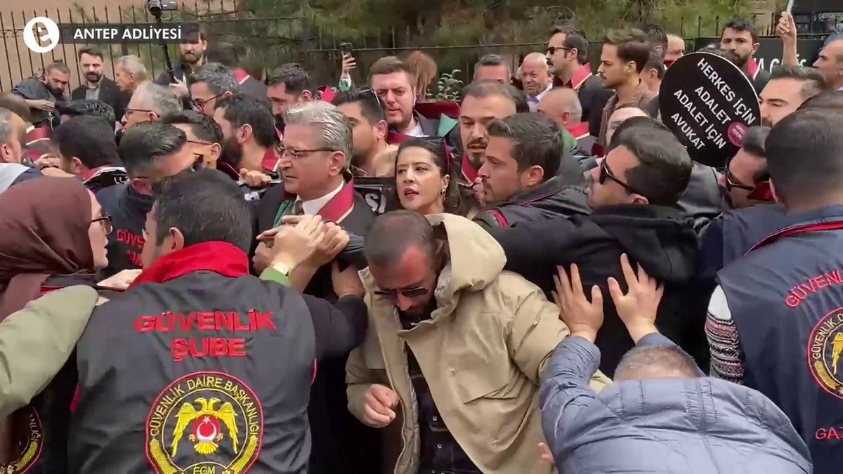 İstanbul Barosunun yönetimden alınmasına karşı Antep'te adliye önünden yürüyüş yapmak isteyen avukatlara polis müdahale ediyor