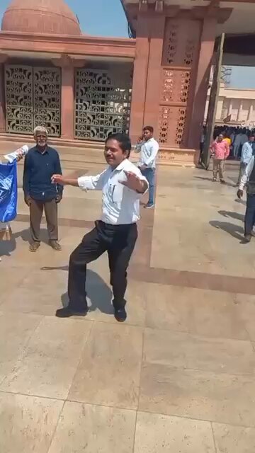 अंबेडकर पार्क, लखनऊ में एक घोर बी.एस.पी. समर्थक बाबा साहेब के गीत पर दिल खोलकर नाच रहा है। इसे देखकर बस यही कह सकते हैं—बी.एस.पी. सिर्फ़ पार्टी नहीं, बल्कि ऐसा आंदोलन है, जिसमें जोश भी है, जुनून भी है और जज़्बा भी है। #Bihar2025
