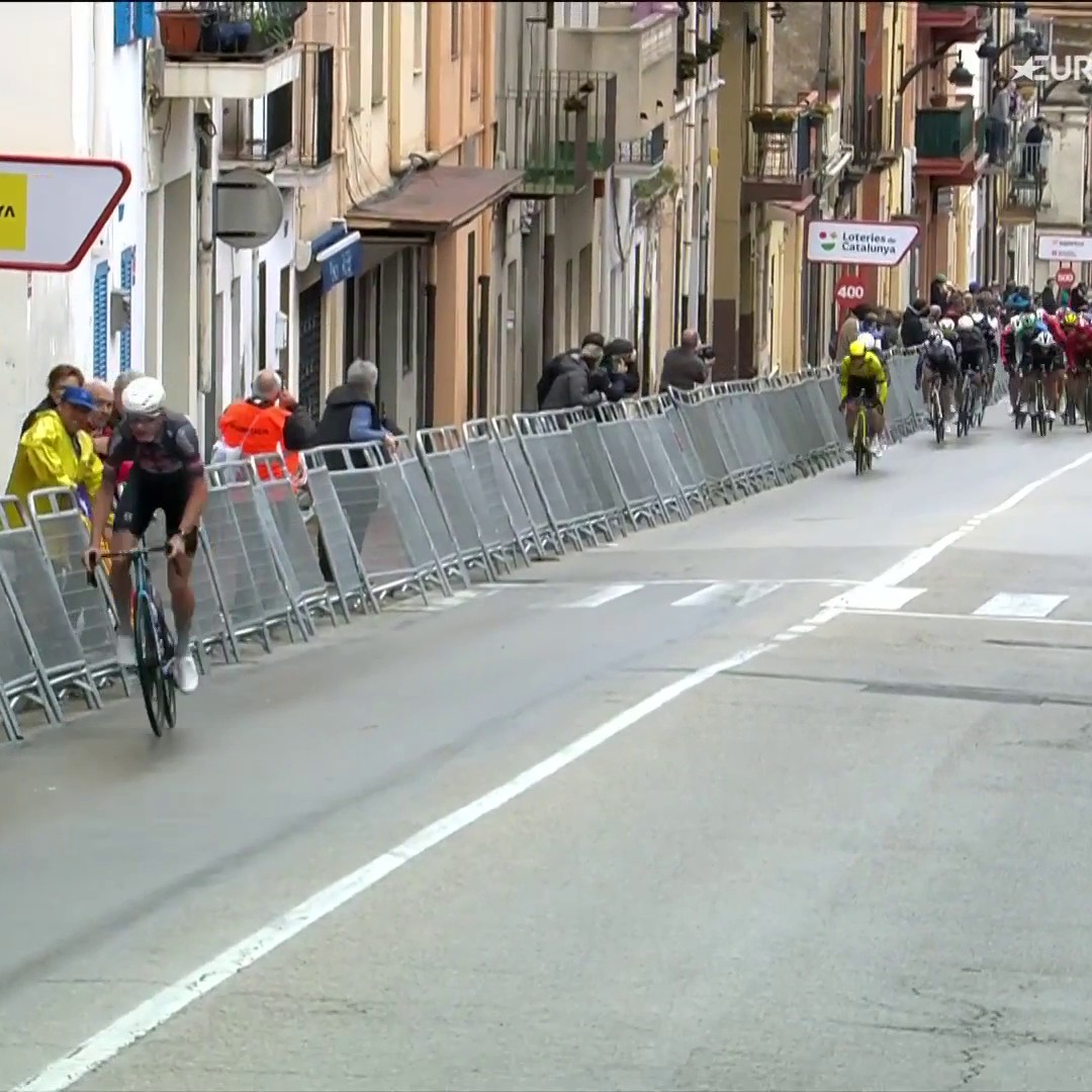 Sorti à 2km dans une descente, Tibor Del Grosso (Alpecin-Deceuninck) a été crucifié par Matthew Brennan (Visma-Lease a Bike) sur cette 1re étape de la #VoltaCatalunya104. Kaden Groves a tenté de protéger son coéquipier mais le Britannique était plus fort.