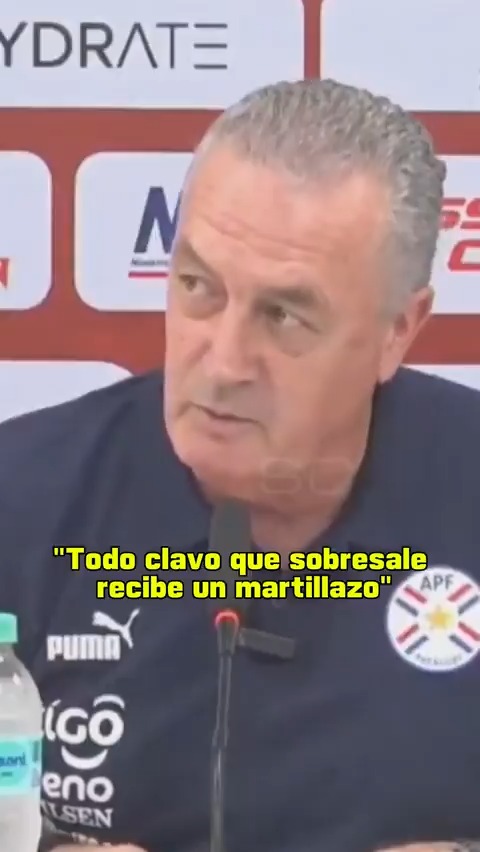 “PROVERBIO CHINO, MUCHACHOS: TODO CLAVO QUE SOBRESALE, RECIBE UN MARTILLAZO” ✍🏻 El Profe Alfaro y una nueva lección poética en conferencia de prensa