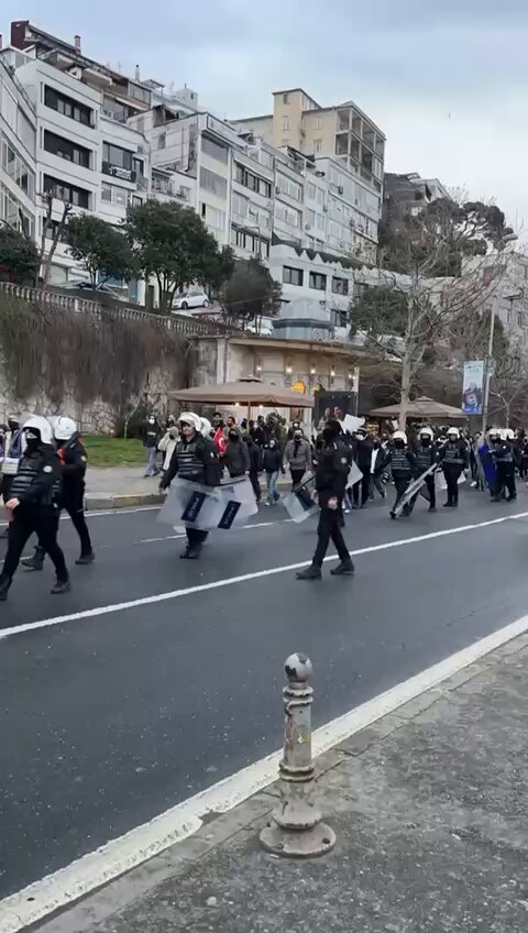 beşiktaş'ta toplanan üniversiteli kortejinin yürüyüşünün videosu toplam 1 saat sürdü. bu aşırı hızlandırılmış hali ile 43 saniye. cumhuriyet tarihinin gördüğü en büyük öğrenci isyanı olabilir.