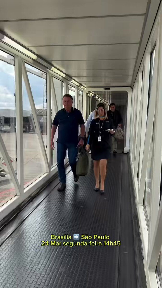 🚨AGORA: Ex-presidente Bolsonaro embarca para São Paulo e é cortejado em avião