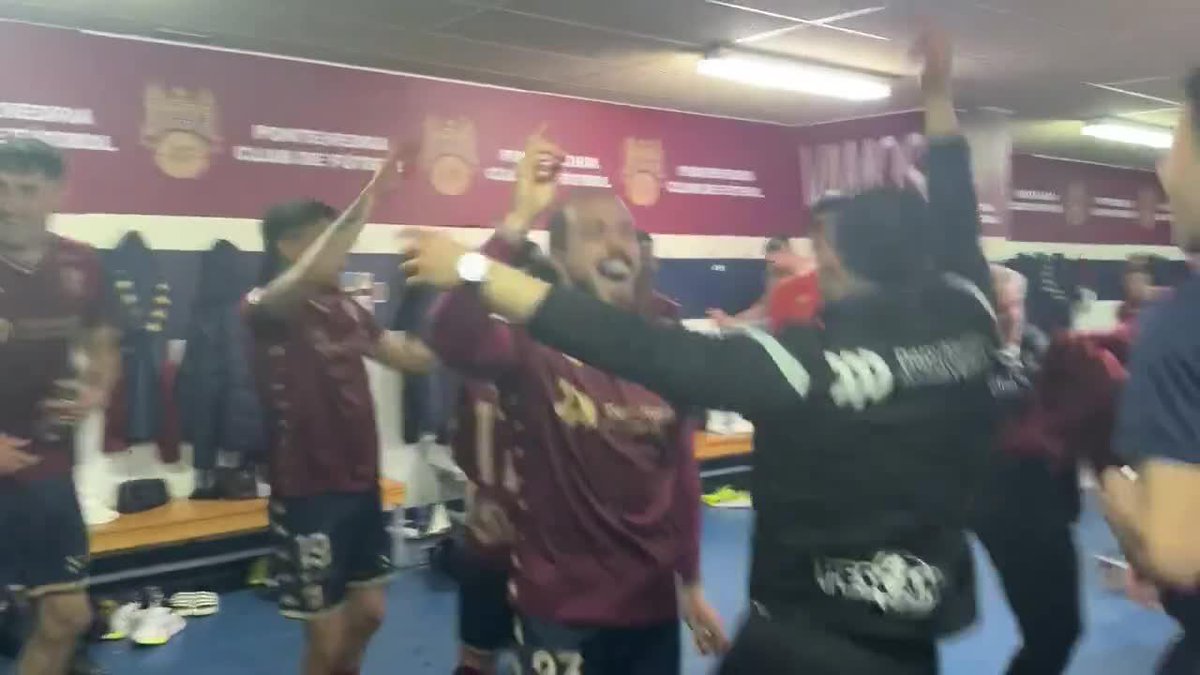 🎶🇦🇷 El Pontevedra de la Cuarta División de España venció 1-0 al Coruxo, se acerca al ASCENSO y como toda la temporada, festejó en el vestuario al ritmo de Luck Ra. 📹 Pontevedra CF 🦴