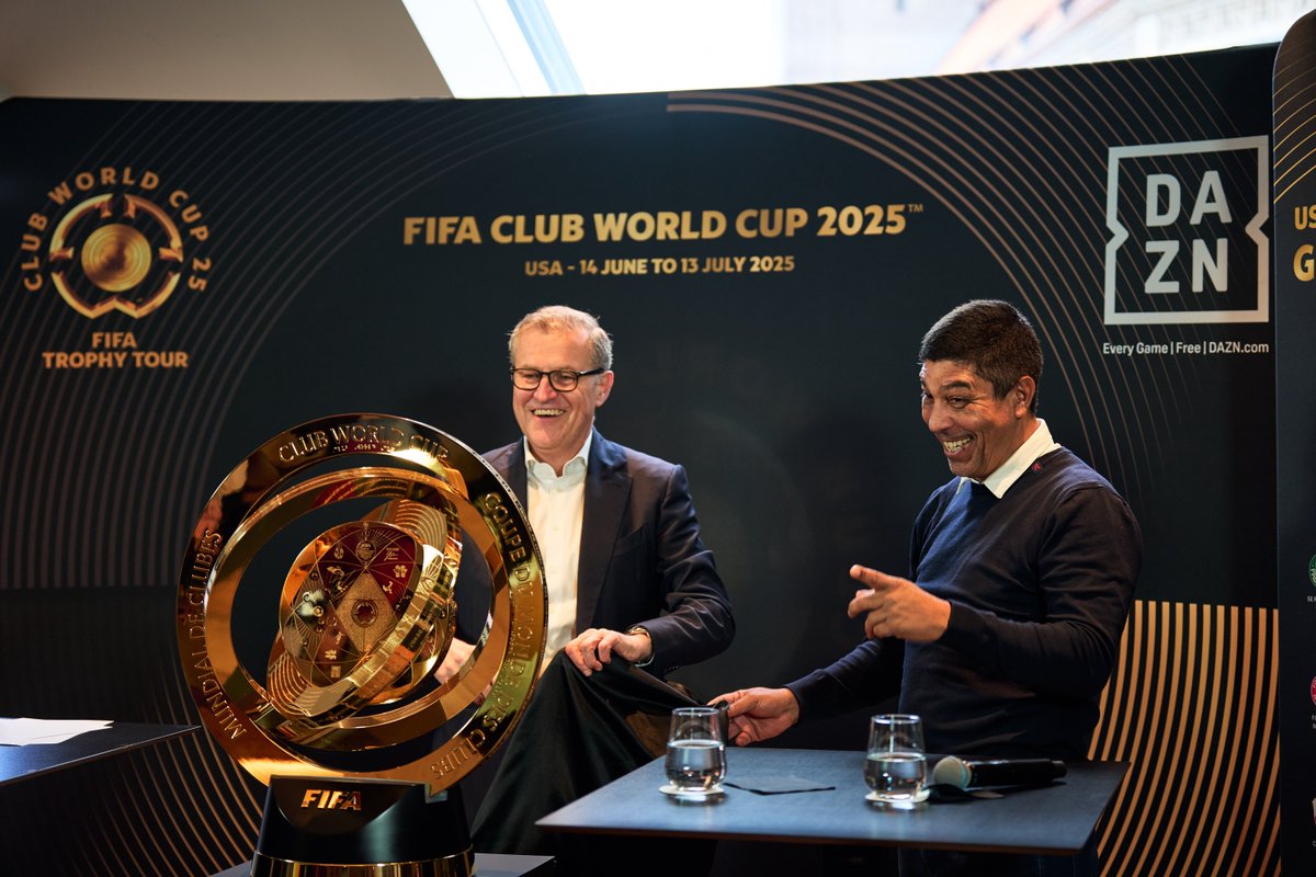 "Gibt schon ein gewisses Kribbeln": Unser Vorstandsvorsitzender Jan-Christian #Dreesen und Klub-Legende Giovane #Elber sprachen bei der heutigen #FIFACWC Trophy Tour in der 𝙁𝘾 𝘽𝙖𝙮𝙚𝙧𝙣 𝙒𝙤𝙧𝙡𝙙 über das im Sommer in den USA stattfindende Turnier! 🏆 #FCBayern