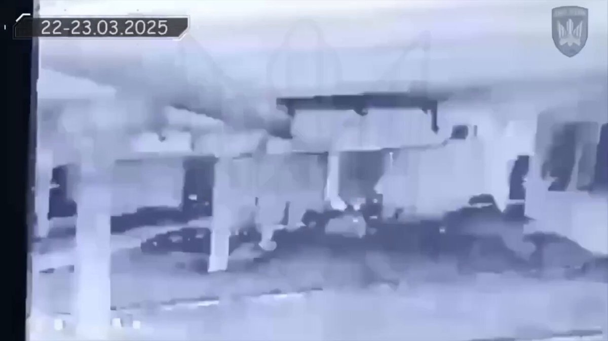 🤯Commander of the 🇺🇦414th UAV Brigade «Birds of Magyar», Robert «Magyar» shows how the FPV drone pilot skilfully flew into a room where Russian soldiers were sleeping. Just incredible skill, now the orcs have gone into "eternal sleep" and without realising what destroyed them🔥