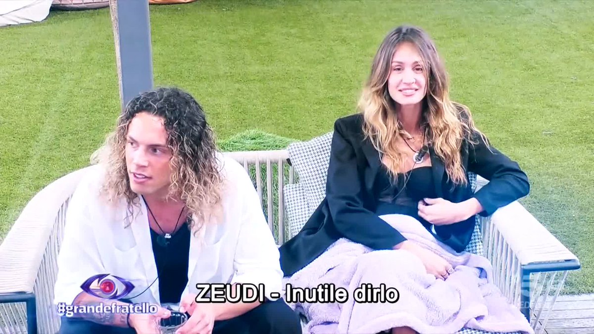 In Casa si parla di baci e gli sguardi tra Zeudi e Javier non sono passati inosservati... #GrandeFratello