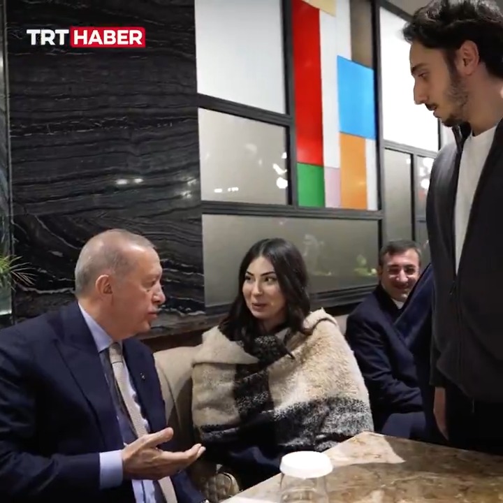 Cumhurbaşkanı Erdoğan, iftarın ardından Ankara’daki bir kafede vatandaşlarla sohbet edip hatıra fotoğrafı çektirdi.