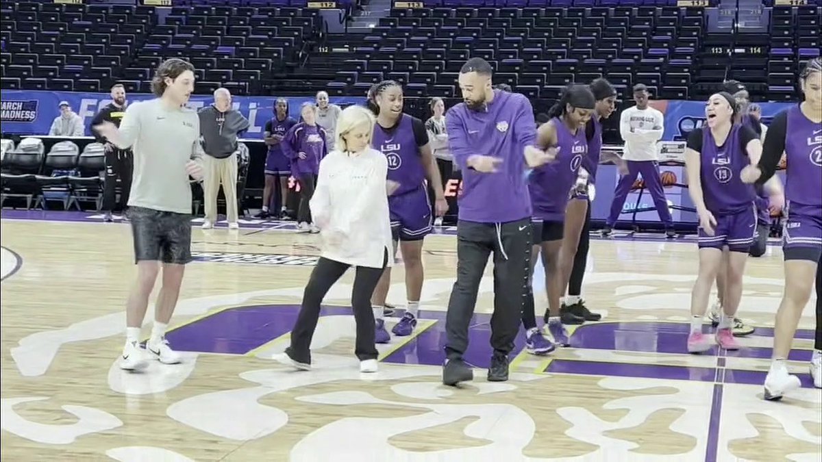 LSU's got Coach Mulkey doing the Flex Line Dance with the squad 🔥