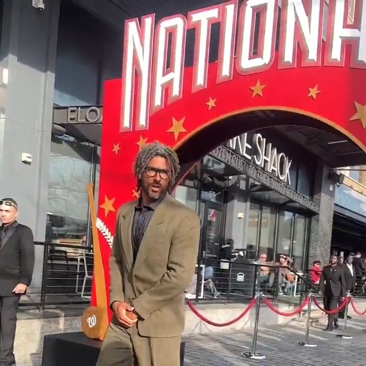 IAN DESMOND STUNS IN NEW SELFIE (as the Power of Baseball Award honoree at the Nationals Philanthropies Homecoming Gala)