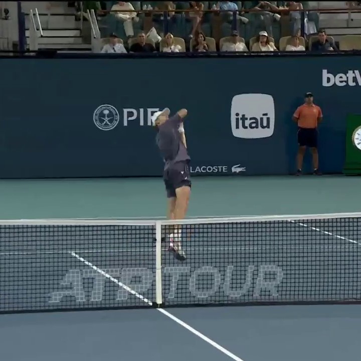 ASTONISHING no look smash from Alex de Minaur 🤯 #MiamiOpen