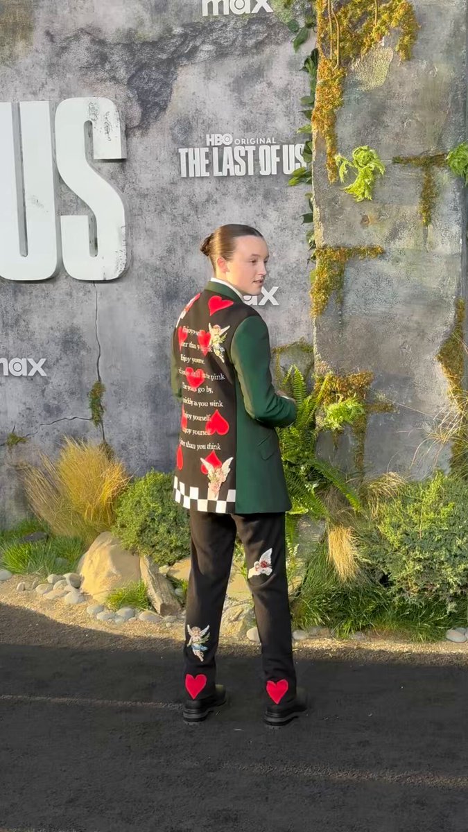 🚨 A MAIOR! Bella Ramsey acaba de chegar na premiere da 2ª temporada de #TheLastOfUs em Los Angeles