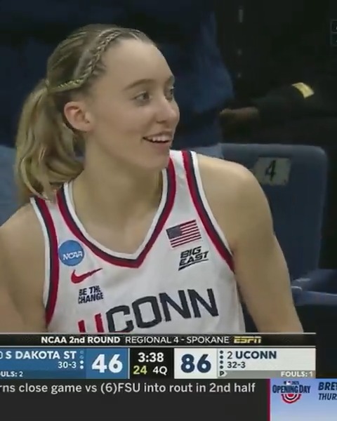 Paige Bueckers BALLED OUT in her final home game at UConn: 🐐 34 PTS (T-career-high) 🐐 14-21 FG 🐐 4 STL | 4 AST WELL DESERVED STANDING O 🙌