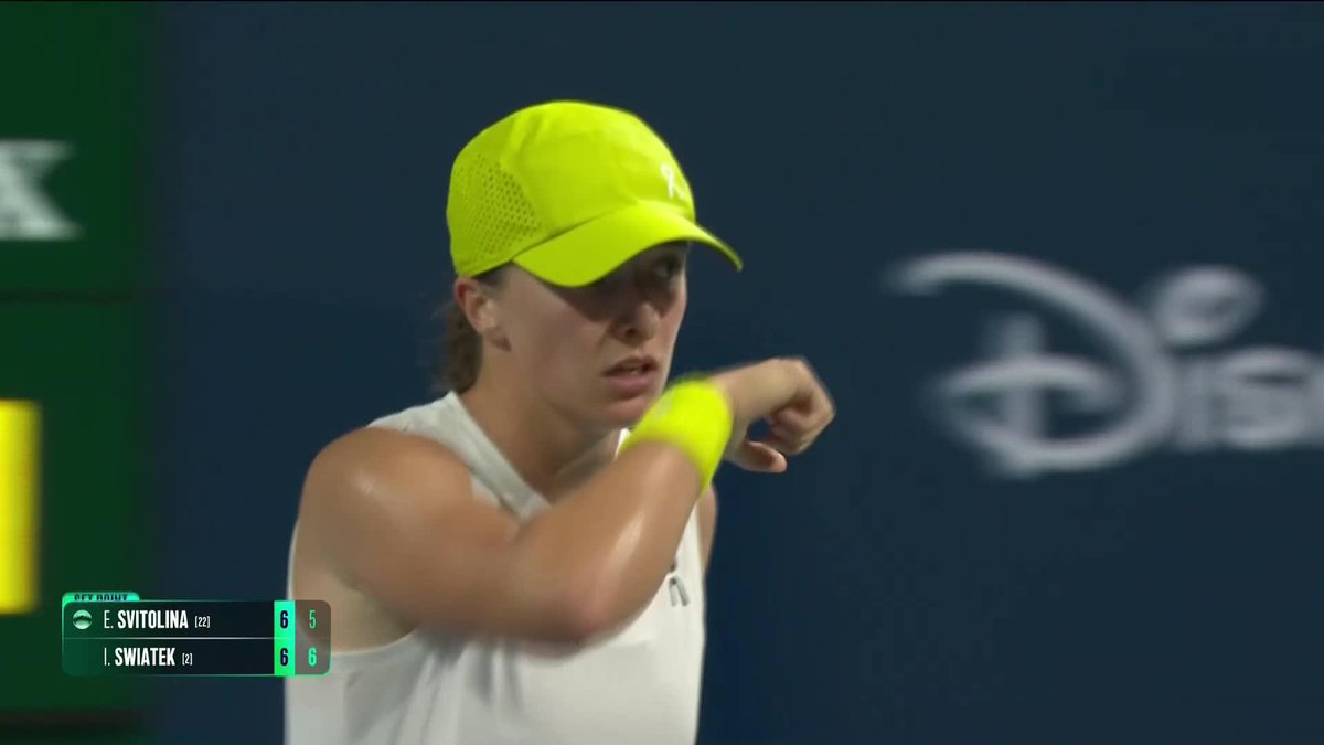 A set of inches... 🤯🤯🤯🤯 Iga Świątek takes the first set in just over an hour 7-6(5). #MiamiOpen
