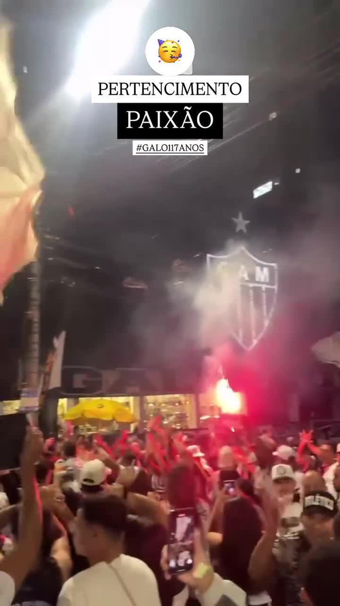 PASIÓN POR EL GALO: Atlético Mineiro cumple 117 años y los hinchas se juntaron en la puerta del Arena MRV para celebrarlo. 📹 Atlético