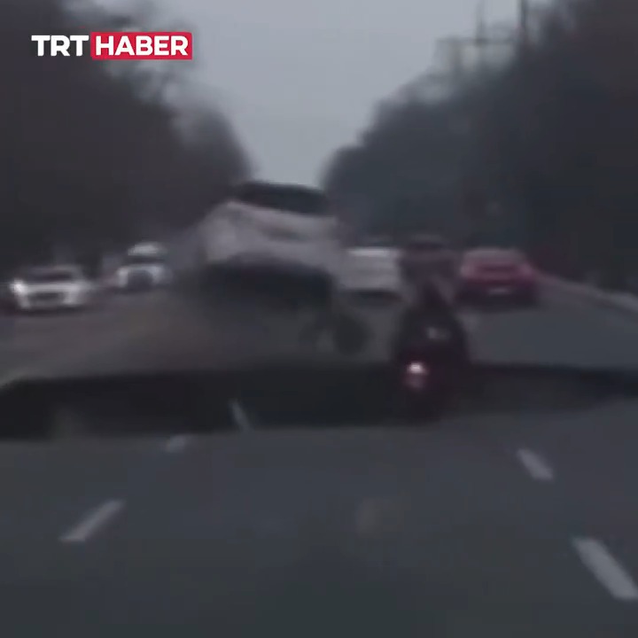 Güney Kore’deki bir otoyolda 20 metre derinliğinde dev çukur oluştu. Seyir halindeyken çukura düşen motosiklet sürücüsünü arama çalışmaları sürüyor.