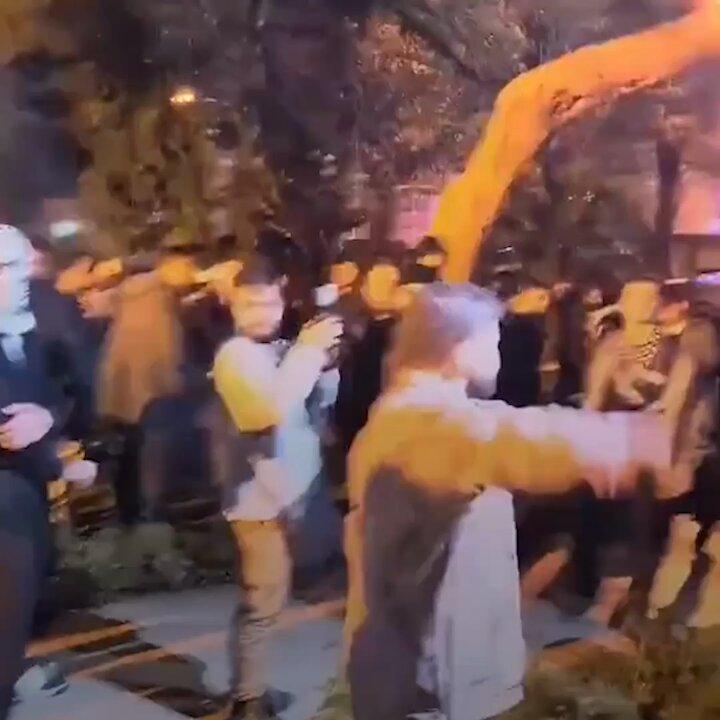 Müslüman gençler, Özgür Özel'in kışkırttığı vandalların talan ettiği Şehzadebaşı Camii'ne sahip çıktı.