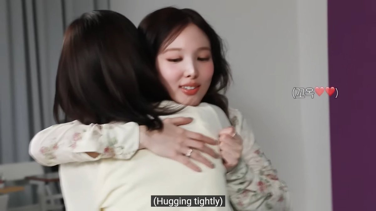 Lia hugging Nayeon and giving her a gift after TRICK KODE filming, they're so cute 🥺