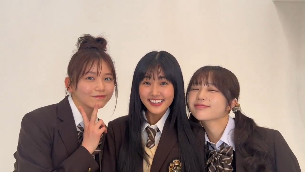 劇中衣装のみこ、ハナ、ユリア🤍 笑顔の絶えない現場での1コマ📸 3人で仲良くハート🫶を作りました! 音ありは公式TikTokをチェック👻 #映画見える子ちゃん 6/6(金)公開 #原菜乃華 #久間田琳加 #なえなの
