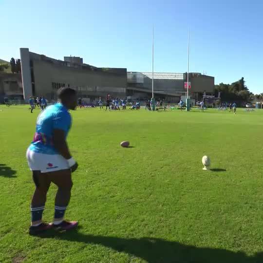 The fade on that ball is crazy 🤯↪️ There's a reason that UCT's Ntokozo Makhaza is the all-time leading points scorer in the #VarsityCup. He gave Rick Schroeder a kicking masterclass 🧠