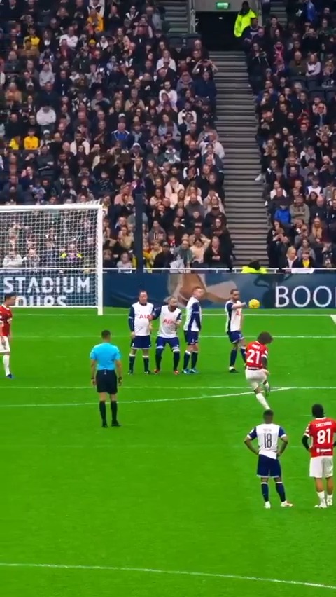 UNA OBRA DE ARTE: 45 años y la pegada de Andrea Pirlo sigue intacta... 🪄😍 📹 Tottenham Hotspur