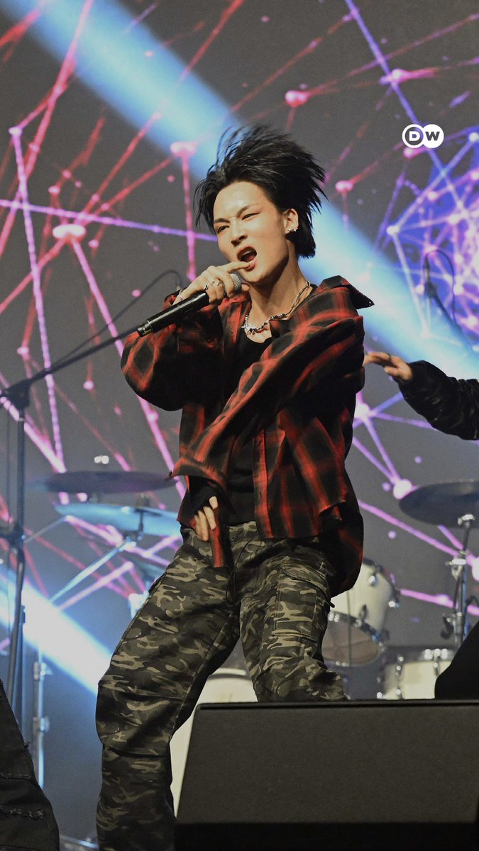 翻转人生: 脱北者走上到韩流舞台 在朝鲜长大,Hyuk的童年都在努力“活下去”,从未听过被禁止的韩流音乐。但在成功脱北来到韩国后,他以偶像身分走上了K-pop舞台。