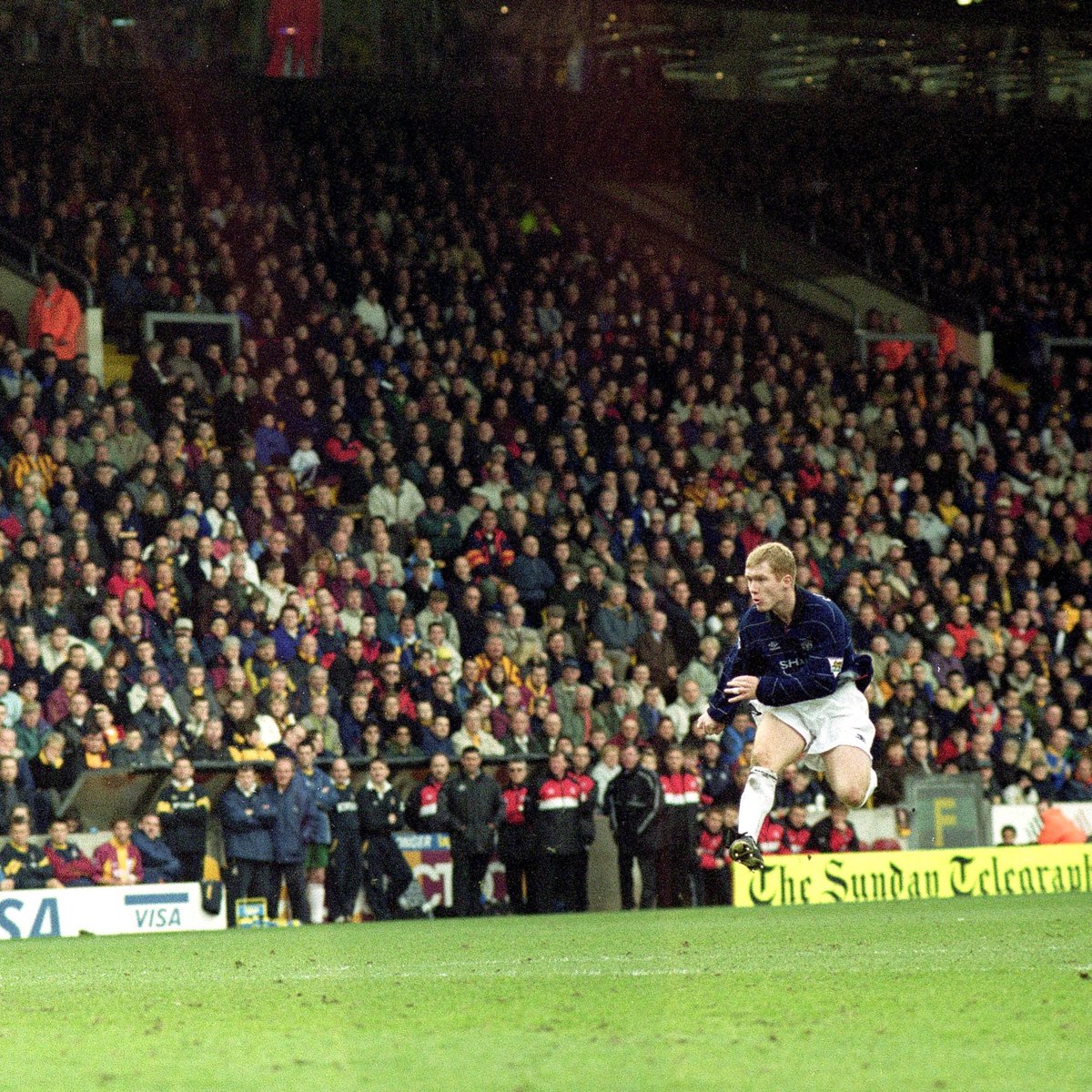 An insane strike. It's been 2️⃣5️⃣ years since Scholesy's wonder goal at Bradford 🤯🚀 #MUFC || #PL