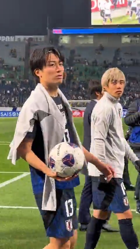 🔹𝗦𝗔𝗠𝗨𝗥𝗔𝗜 𝗕𝗟𝗨𝗘🔹 今日もSAMURAI BLUEへの応援ありがとうございました📣 選手たちが感謝の気持ちを込めて、サイン入りボールをスタンドのファン・サポーターにプレゼント⚽🎁 #菅原由勢 #鎌田大地 #中村敬斗 #伊藤洋輝 #最高の景色を #SAMURAIBLUE #jfa #daihyo #サッカー日本代表
