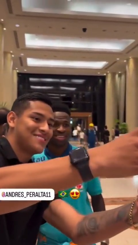 ¡CHICHI NO SE LO QUISO PERDER! Andrés Peralta, jugador de San Lorenzo, estuvo en la llegada de la Selección de Brasil a Buenos Aires y se sacó fotos con los jugadores...