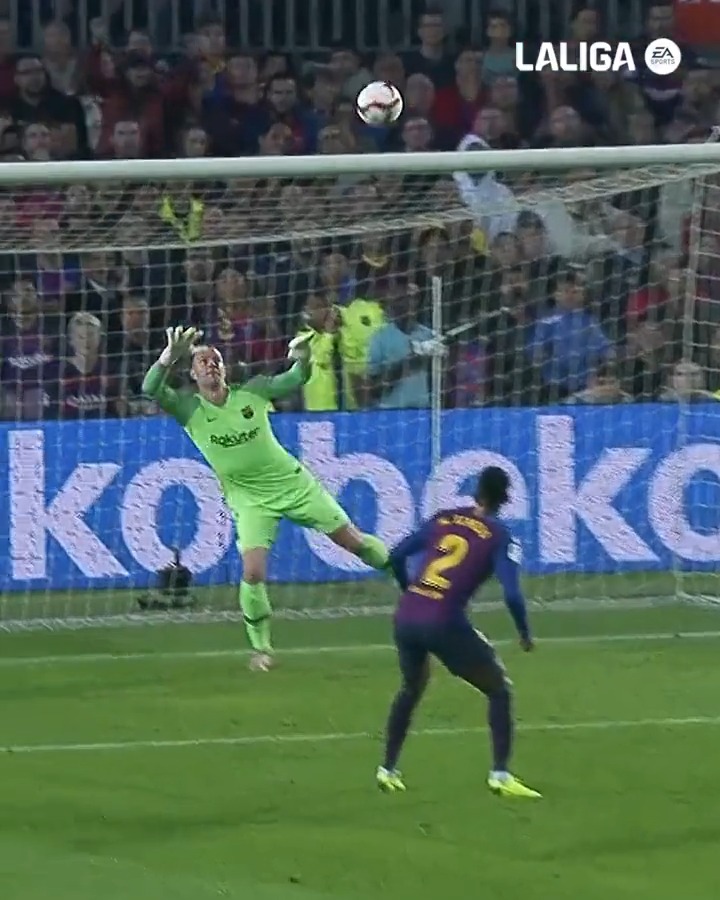 🤔 Si vous deviez me citer l'arrêt d'un gardien qui vous a le plus impressionné, ce serait lequel ? 🧤 ⚽️ Réponse du CM : Ce double arrêt de Ter Stegen 🇩🇪 avec le FC Barcelone est juste incroyable. 😳 🤯