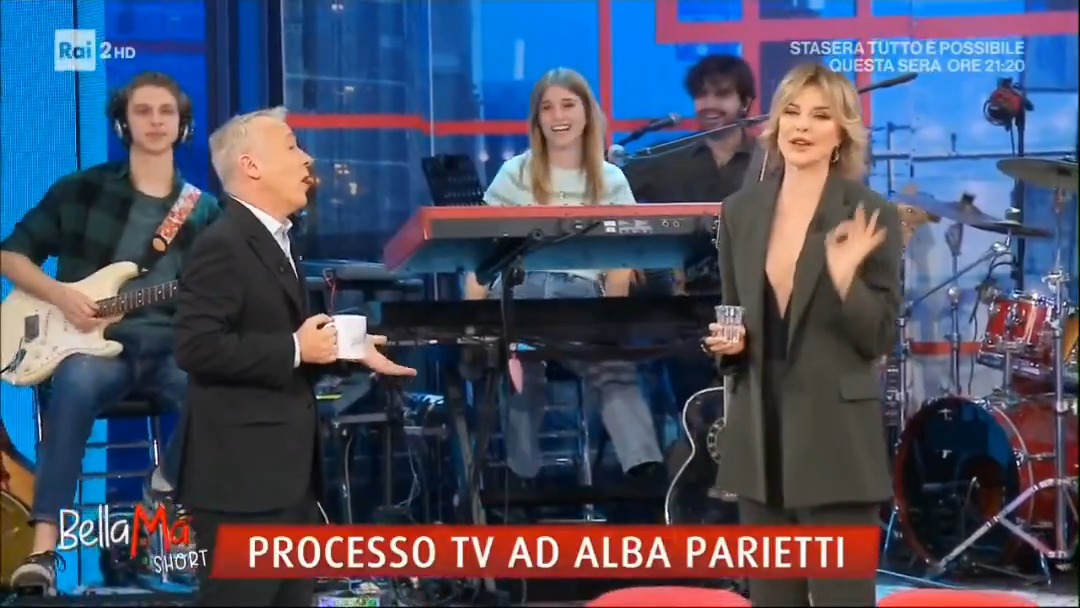 - Tempo fa mostravi il tuo...? • Culo? - È volgare, scusati col pubblico • Mi scuso per aver detto culo