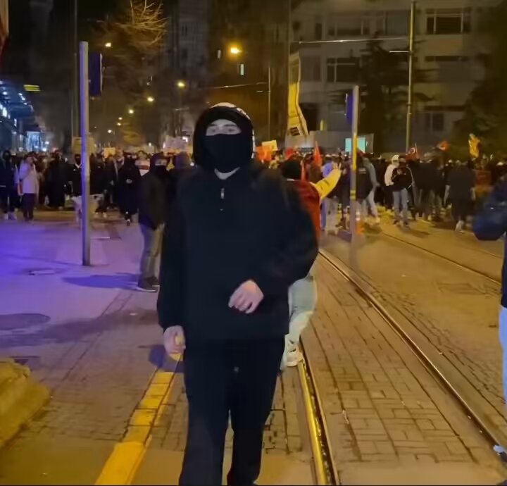 Bu provokatör kim? Sizdeki demokrasi hiç bir ülkede yok. Yakalanması için Lütfen şikayet edin. Türk Polis Teşkilatı Ali Yerlikaya T.C. İçişleri Bakanlığı Siberay Fahrettin Altun