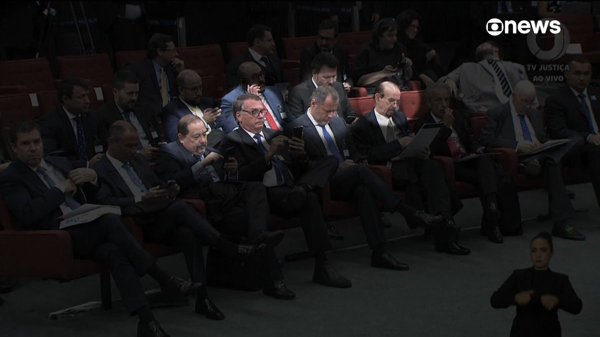 Cena história, com Bolsonaro sentado no banco do judiciário aguardando o seu julgamento em que terá que prestar contas ao Brasil por todo o mal que fez! BOLSONARO NA CADEIA!