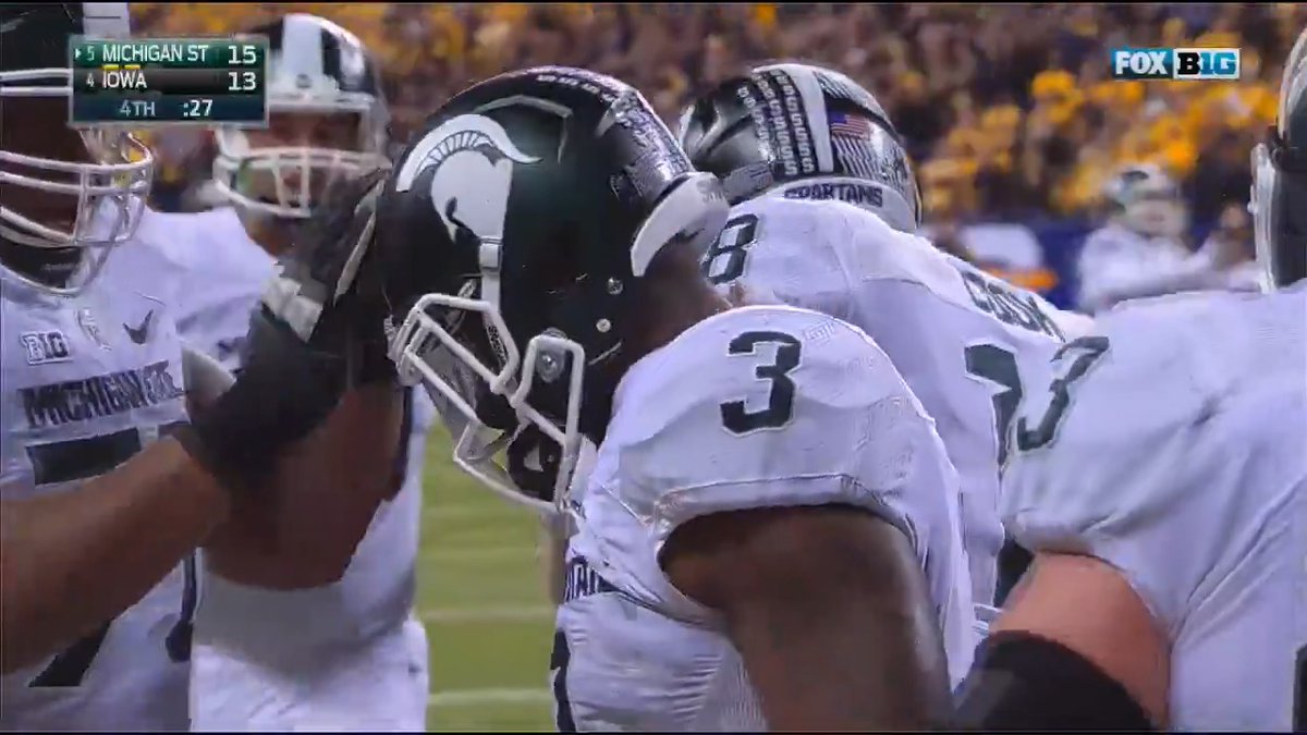 This was one of the best and most clutch 1-yard TDs you'll ever see 👀 💪 LJ Scott #⃣3⃣ 💪 #TouchdownTuesday x #B1GFootball
