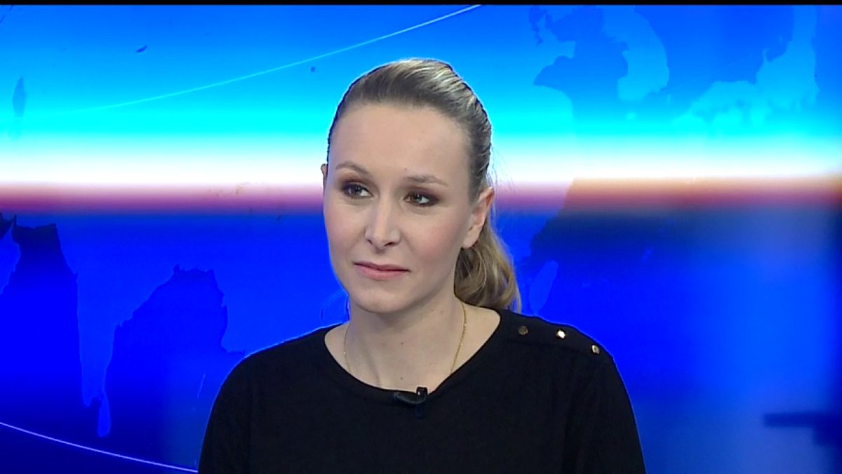 "Je suis très heureuse d'être en Israël tant sur le plan politique que personnel. J'ai beaucoup de choses à dire aux Israéliens. Nous avons des batailles communes et des ennemis communs" Marion Maréchal (Marion Maréchal) députée européenne