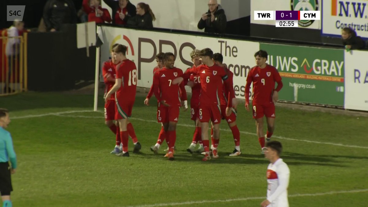 Dechrau perffaith i Gymru! Freddie Issaka fires Wales 🏴󠁧󠁢󠁷󠁬󠁳󠁿 ahead inside three minutes ⚡️🏴󠁧󠁢󠁷󠁬󠁳󠁿 📺 | #U19EURO