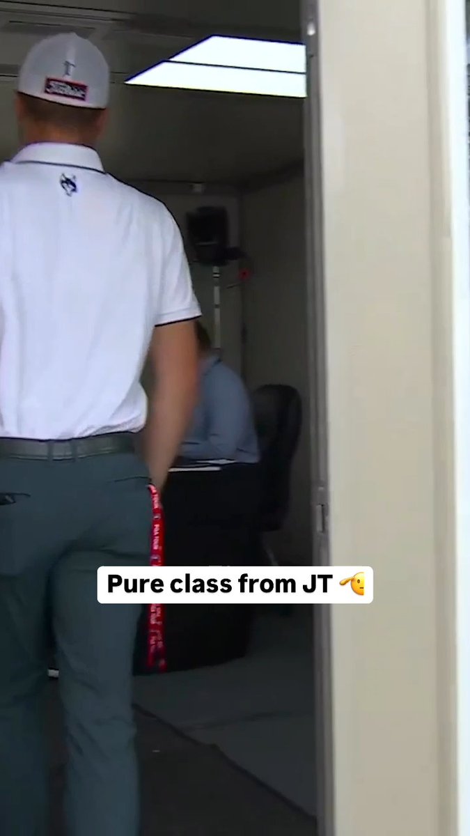 Justin Thomas congratulated Viktor Hovland at the scorer's table after his Valspar Championship win. 🤝