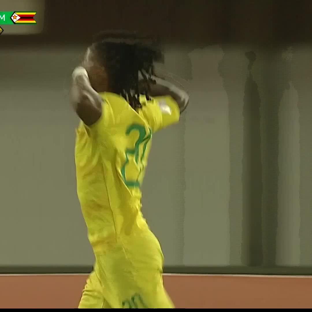 Tawanda Chirewa with excellent close control 👌 Zimbabwe stun Nigeria with a late equaliser to give Bafana Bafana the advantage in Group C ⚽👇 #SSDiski | #TotalEnergiesWCQ2026