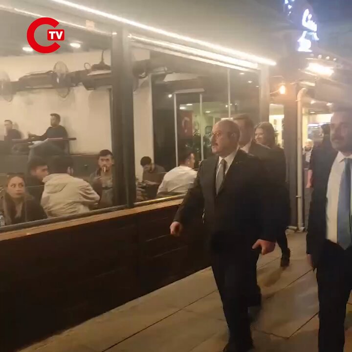 AKP'lilerin yönettiği ve 'siyaset yapmıyoruz kahve yapıyoruz' açıklamasında bulunan Espressolab'in bu açıklamasından yaklaşık 8 saat sonra AKP'li Mustafa Varank Ankara'da Espressolab'e dayanışma 'ziyaretinde' bulundu.