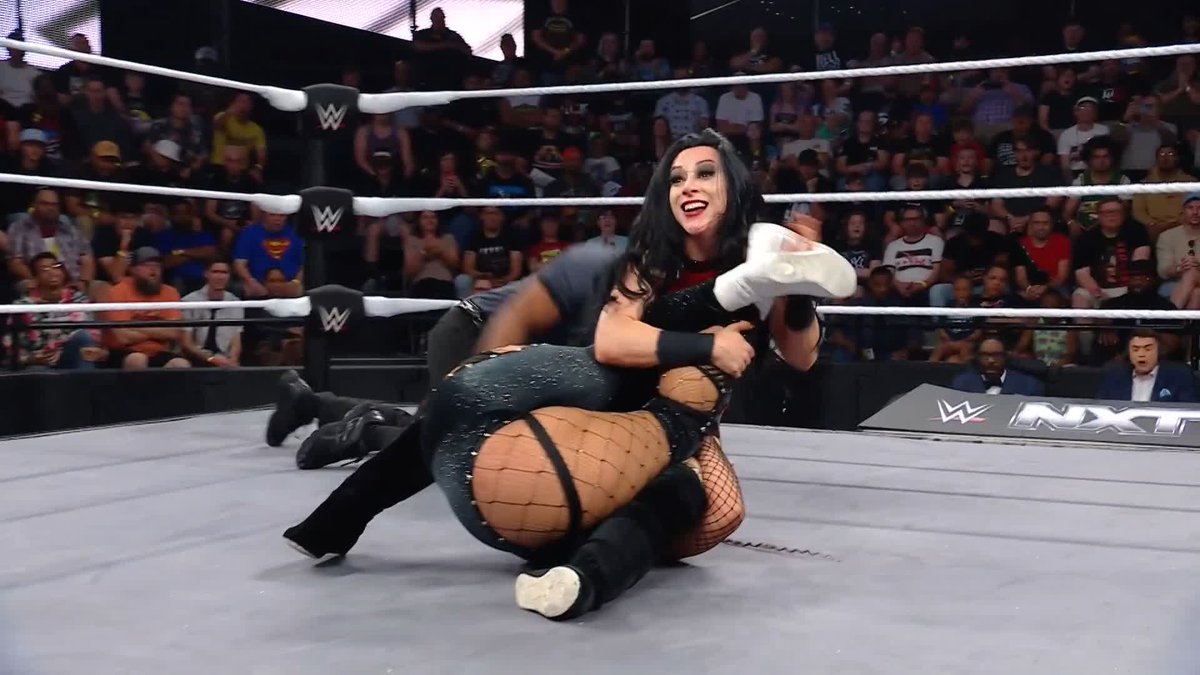 1 de 2 ✅ ¡Stephanie Vaquer retiene el Campeonato Norteamericano de #WWENXT!