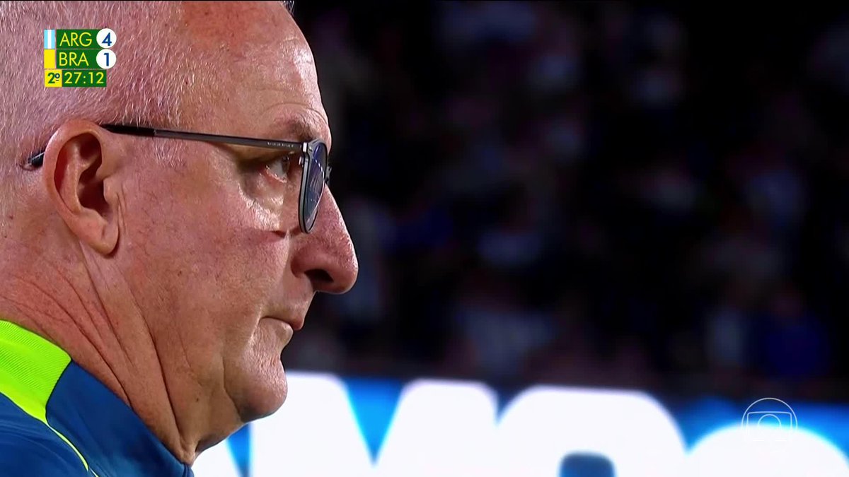 "É uma pancada, Dorival..." Brasil vai sendo amassado pela Argentina no Monumental de Núñez.