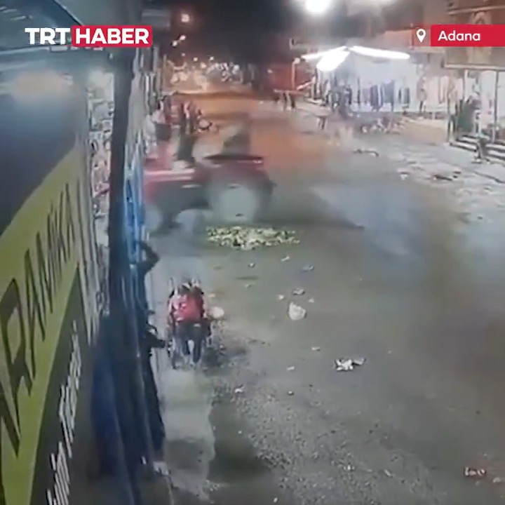 Adana'da ehliyetsiz sürücünün kullandığı traktör iş yerine girdi.