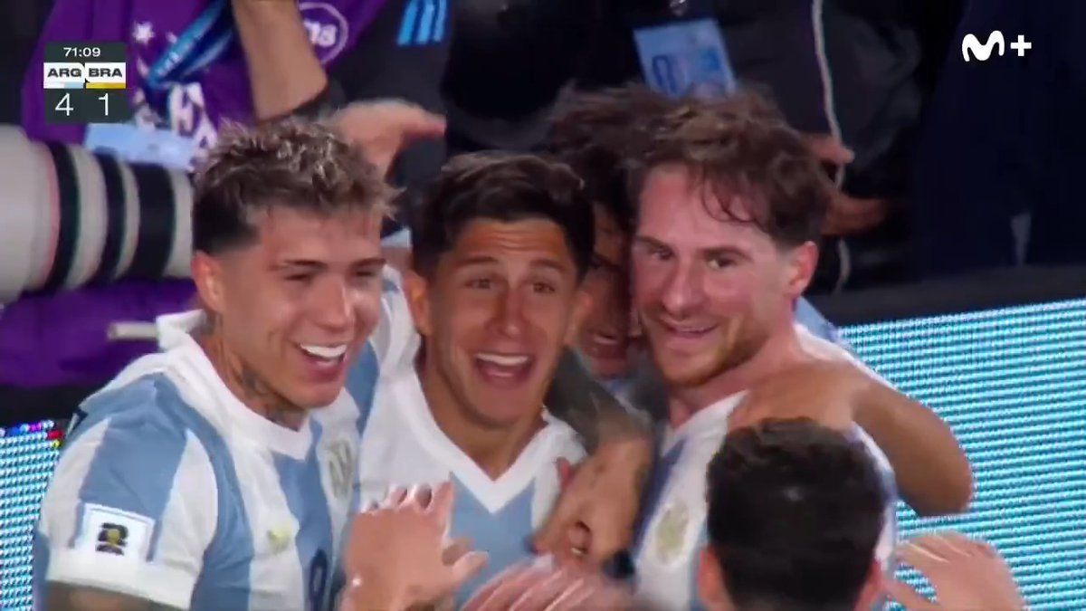 Giuliano es el ejemplo perfecto de que mi teoría que dice que existen futbolistas y jugadores de Fútbol es real y verdadera. Giuliano es un pésimo futbolista. Malísimo dando más de 3 toques al balón. Pero es un pedazo de jugador de Fútbol. Pulmón 🍷.