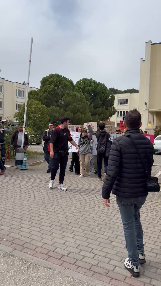 #Bursa Uludağ Üniversitesi öğrencileri protesto yürüyüşü düzenliyor.
