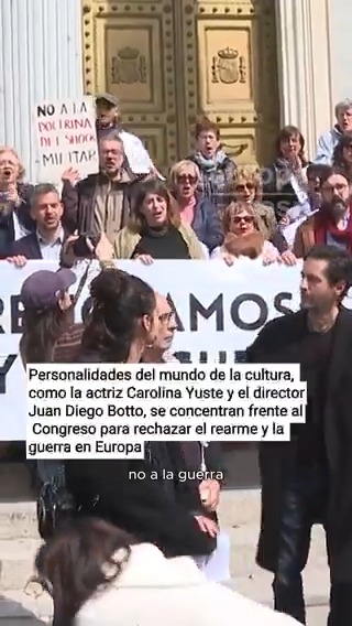Personalidades del mundo de la cultura, como la actriz Carolina Yuste y el director Juan Diego Botto, se concentran frente al Congreso para rechazar el rearme y la guerra en Europa: "¡No a la guerra!"