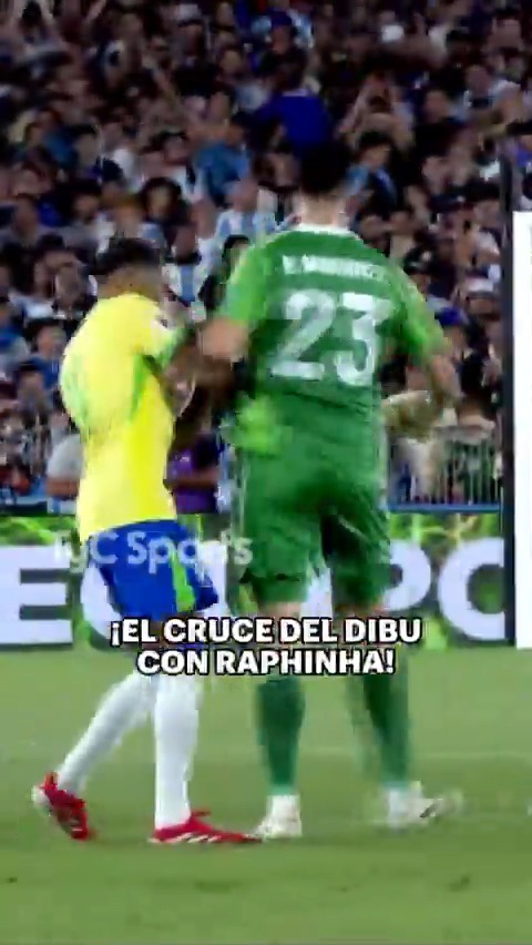 EL CRUCE DEL DIBU Y PAREDES CON RAPHINHA El brasileño habló de más en la previa y se llevó un regalito de los argentinos.