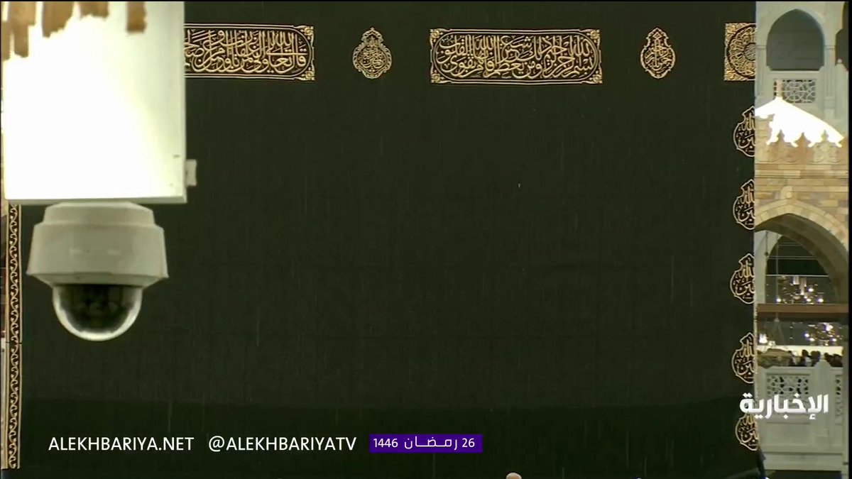 أمطار الخير تهطل على الحرم المكي. -